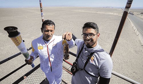 Felicidad. Los portadores felices sobre las líneas de Nasca durante el recorrido de la ‘Llama Panamericana’.