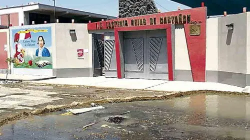 PERJUICIO. Aguas servidas dificultaron ingreso a colegios.