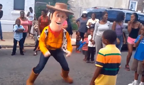 Facebook viral: se disfraza de Woody, el vaquero de Toy Story, y reta a niño en duelo de baile [VIDEO]