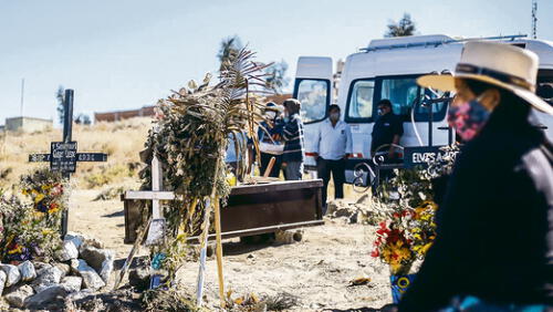sepelios. La mayoría de ellos se realiza casi en soledad por miedo al contagio. No hay familiares ni amigos que den contención.