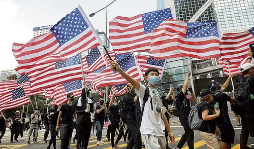 Invocan. Hongkoneses portan estandartes de EEUU con el fin de pedir al Congreso de ese país la aprobación del Acta de DDHH y Democracia en Hong Kong. Invocan. Hongkoneses portan estandartes de EEUU con el fin de pedir al Congreso de ese país la aprobación del Acta de DDHH y Democracia en Hong Kong.