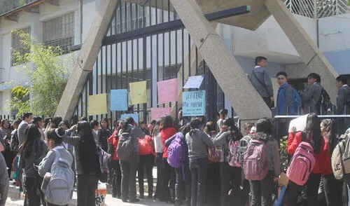 Junín: estudiantes toman local del instituto Adolfo Vienrich en Tarma Junín: estudiantes toman local del instituto Adolfo Vienrich en Tarma