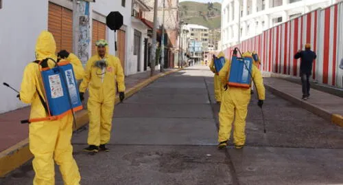 Fumigan calles de Cusco.