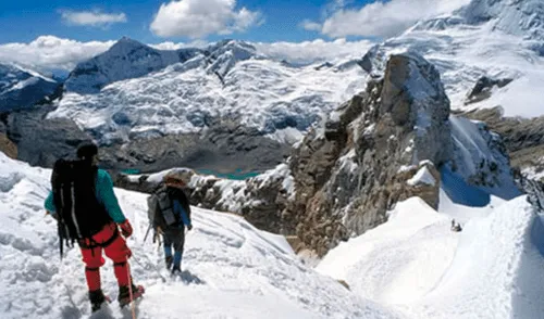 Tres alpinistas españoles y guía peruano mueren al descender de nevado en Áncash