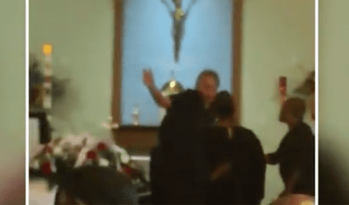EEUU: sacerdote furioso expulsa a fallecida y sus familiares durante la misa [VIDEO]