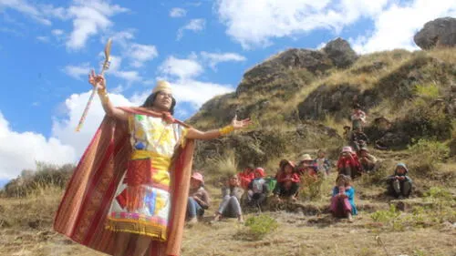 Maestro cusqueño celebra a su modo las Fiestas Patrias.