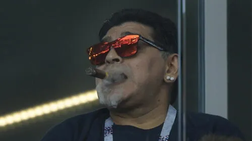 Maradona viola prohibición y se pone a fumar en pleno estadio de Rusia