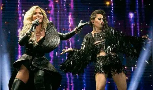 Instagram: Gloria Trevi y Alejandra Guzmán se besan en la boca en pleno concierto [VIDEO]