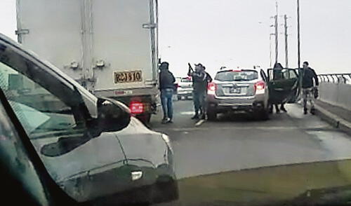 El asalto. Instante en que los hampones obligan al ayudante del camión Alex Abregú a bajar. Luego le dispararían.