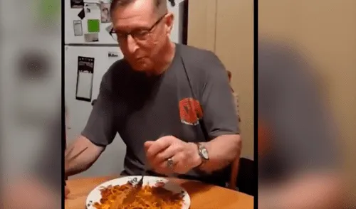 Facebook viral: Abuelo usa extraño truco para comer fideos y causa furor en las redes [VIDEO]