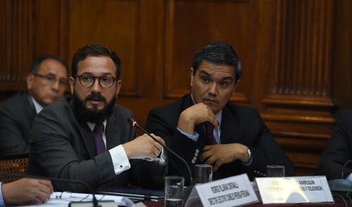 Ejecutivo presenta mañana recurso ante el TC; expertos piden su derogatoria Ejecutivo presenta mañana recurso ante el TC; expertos piden su derogatoria