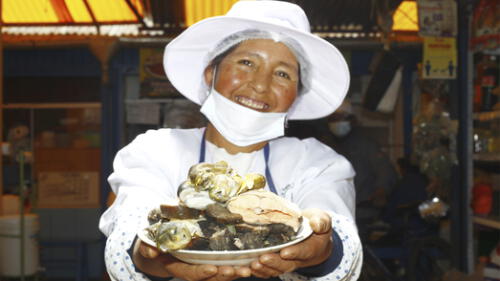 Puno. Ana Humpire desde hace varios años ofrece el delicioso caldo de carachi en el mercado Bellaviste. Foto: Juan Carlos Cisneros Puno. Ana Humpire desde hace varios años ofrece el delicioso caldo de carachi en el mercado Bellaviste. Foto: Juan Carlos Cisneros
