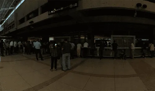 Apagón en Venezuela: trámites migratorios son llenados con lapicero en aeropuerto de Caracas