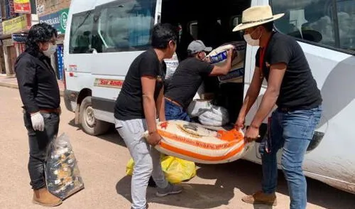 El músico y sus hermanos entregaron sacos de arroz y alientos no perecibles. El músico y sus hermanos entregaron sacos de arroz y alientos no perecibles.