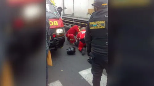 Policías de la comisaría de Maranga intervinieron al conductor del furgón e investigan la identidad del occiso. (Foto: Difusión)