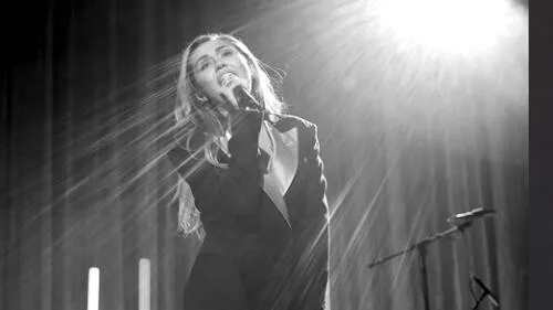 Miley Cyrus posa desnuda para promocionar concierto [VIDEO]