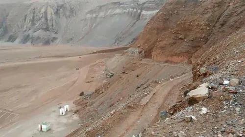 Huaico bloquea tramo de la carretera de ingreso a playa Platanales en Ilo [VIDEO]