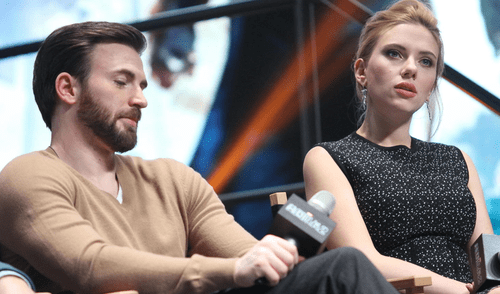 Scarlett Johansson y Capitán América hacen alarde de su relación [VIDEO]