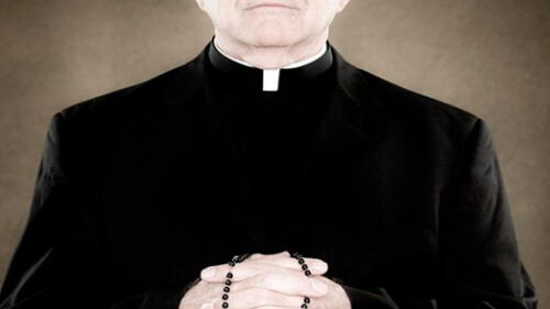 Detienen a sacerdote por enviar video sexual a una adolescente de 14 años