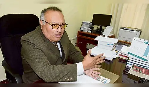 Juez que decidirá la libertad de Iván Flores admite vínculo con alcalde