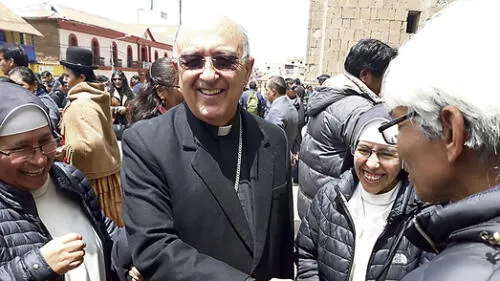 Puno: Cardenal critica contaminación del lago Titicaca