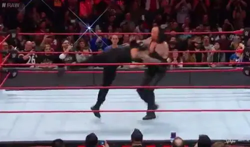 WWE: ataque cobarde de Roman Reigns por la espalda a The Undertaker | VIDEO
