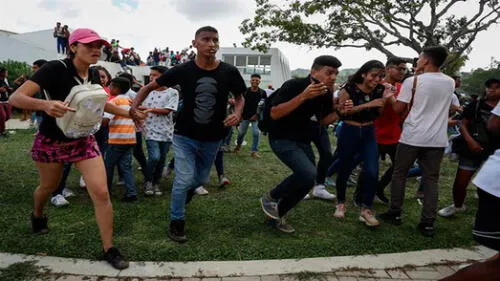 Varias personas corrieron durante los disturbios en el concierto de Neutro Shorty