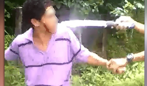 Banda criminal descuartiza con un machete a joven vivo