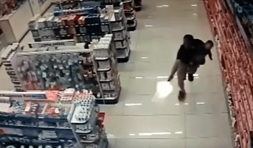 YouTube: asaltaron farmacia y policía con su hijo en brazos les dio fatal sorpresa [VIDEO]