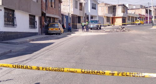 los delincuentes montados en una moto los interceptaron y les apuntaron con sus armas de fuego los delincuentes montados en una moto los interceptaron y les apuntaron con sus armas de fuego