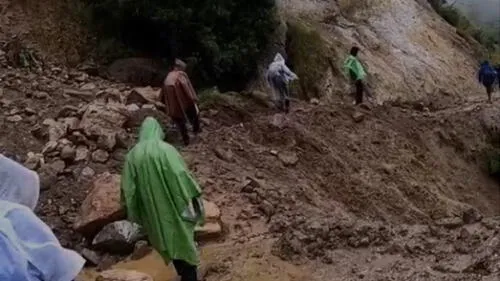 Turistas tuvieron que atravesar el camino que estaba bloqueado con tierra y piedras. Turistas tuvieron que atravesar el camino que estaba bloqueado con tierra y piedras.