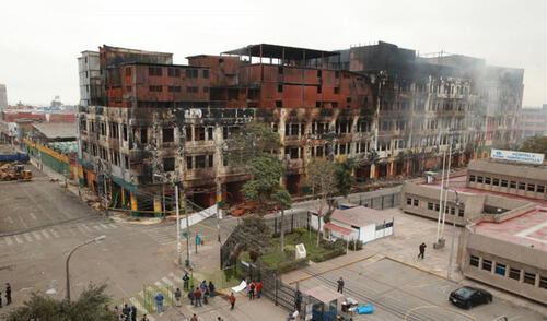 Incendio en Las Malvinas: Peritos reingresaron a galería Nicolini para investigaciones