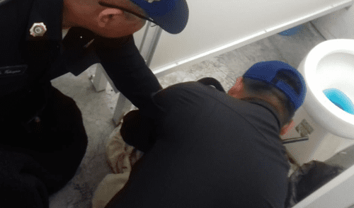 Hallan a recién nacido muerto en el baño de mujeres de un cine