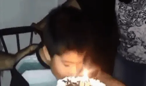 Facebook: querían que muerda el pastel, pero no apagaron la vela y casi provocan tragedia [VIDEO]