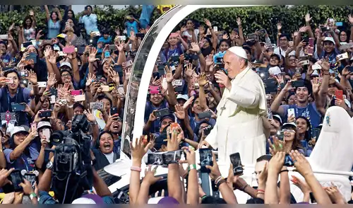Escoltado desde el aire y en olor de multitud: Francisco ya está con nosotros