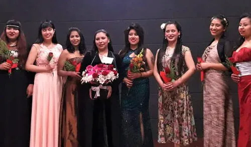 Maestra Gladis Huamán y parte de sus alumnas de canto. Maestra Gladis Huamán y parte de sus alumnas de canto.