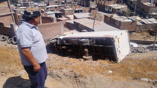 Camión terminó impactando el muro de una casa