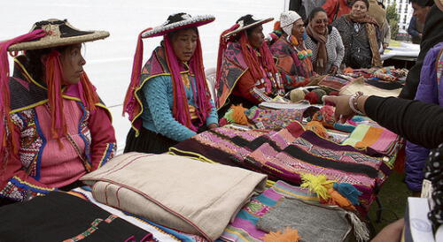 FERIA. Campesinas Q'ero venden prendas en el Koricancha. FERIA. Campesinas Q'ero venden prendas en el Koricancha.
