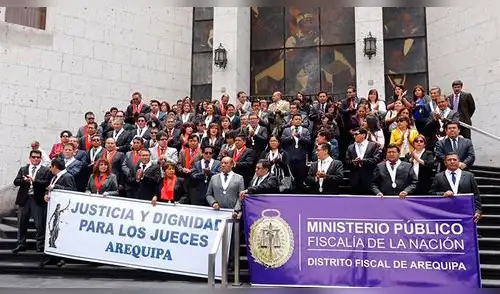 Magistrados y fiscales realizaron plantón en la Corte de Arequipa, por homologación de sueldos. Magistrados y fiscales realizaron plantón en la Corte de Arequipa, por homologación de sueldos.