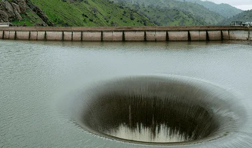 Facebook viral: ave es tragado por gigantesco pozo de agua y sobrevive a la caída [VIDEO]