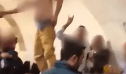 YouTube Viral: Graban a hombre haciendo 'striptease' en pleno evento religioso [VIDEO]