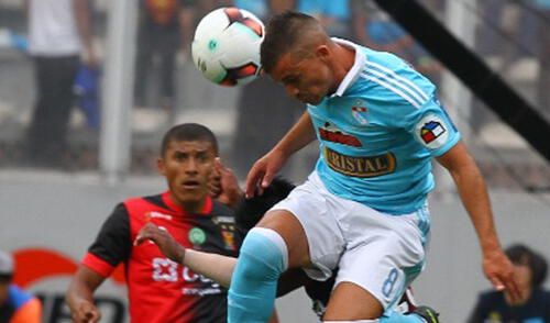 Sporting Cristal: Gabriel Costa se desploma tras choque con Carlos Ascues | VIDEO Sporting Cristal: Gabriel Costa se desploma tras choque con Carlos Ascues | VIDEO