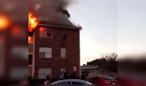 Mujer lanza a su hijo por ventana para salvarlo de incendio en edificio [VIDEO]