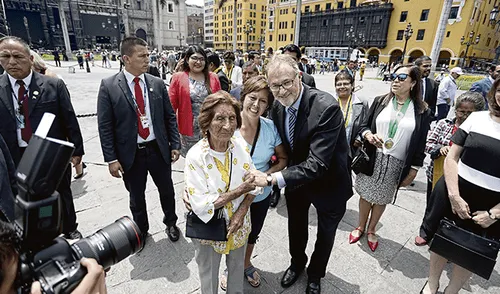 Con la gente. Jorge Muñoz inicia su segundo año como alcalde, en medio de grandes desafíos. Ha dicho que cumplirá sus promesas y los limeños confían en que así será. Foto: Aldair Mejía.
