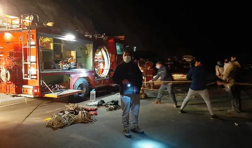 Bomberos trabajaron arduamente hasta la madrugada, para rescatar a las víctimas. Foto: Bomberos Bomberos trabajaron arduamente hasta la madrugada, para rescatar a las víctimas.