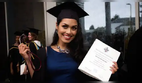 “No hay mejor momento para que yo sea Miss Inglaterra", dijo la joven de 24 años. (Foto: Facebook) Miss Inglaterra regresa a su trabajo como médica durante la pandemia del coronavirus
