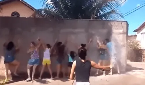 Facebook: Pensaron que familia era intervenida por policías, pero se llevan tremenda sorpresa [VIDEO]