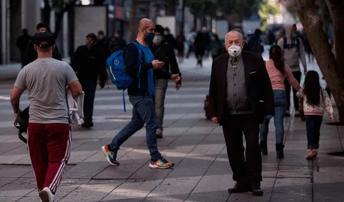 Las autoridades también dieron a conocer la lista de comunas que cambiarán de fase en el Plan Paso a Paso del 3 al 7 de diciembre. Foto: EFE Plan Paso a Paso Chile: ¿qué medidas regirán en las fiestas de fin de año?