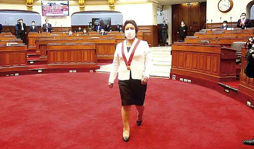 juramento en quechua.  Fue regidora por San Jerónimo, ahora es una de las vicepresidentas del Congreso.