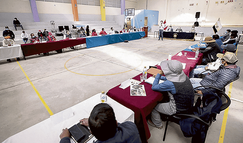 Mesa. Hubo varios recesos para que se consulte a pobladores. Mesa. Hubo varios recesos para que se consulte a pobladores.